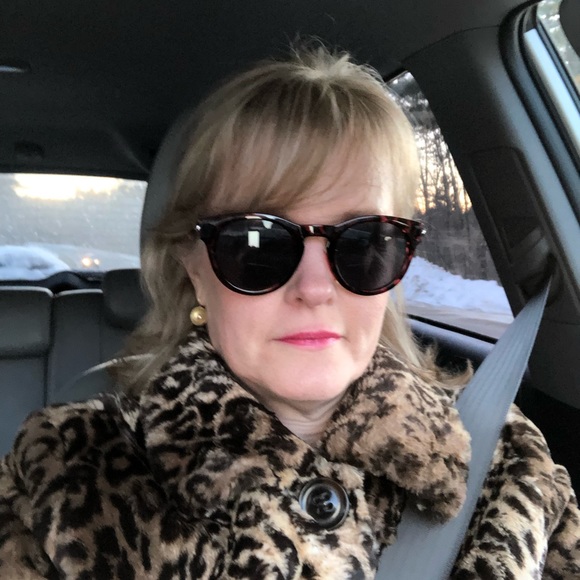 Meet your Posher, Sandy - Picture 1 of 1